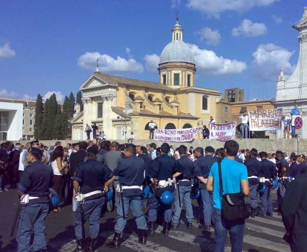 9/25/2008 police presence at a sit-in
	    protesting the closure of San Giacomo hospital in central Rome